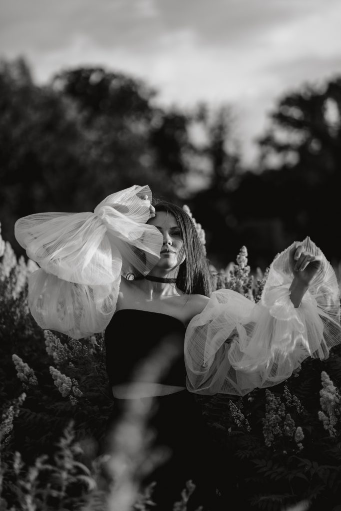 "Willkommen in der faszinierenden Welt der Fotografie! Entdecke mit mir die Schönheit und Vielfalt des Lebens durch den Fokus meiner Linse. Jedes Bild erzählt eine einzigartige Geschichte, eingefangen in einem Moment der Zeit. Tauche ein in visuelle Erlebnisse, die Emotionen wecken und die Welt aus neuen Perspektiven zeigen. Von atemberaubenden Landschaften über lebendige Porträts bis hin zu kreativen Stillleben – meine Fotografien erfassen die Essenz des Augenblicks. Begleite mich auf dieser Reise durch Bilder, die mehr sagen als tausend Worte. Lass uns gemeinsam die Kunst der Fotografie erkunden und die Welt mit anderen Augen sehen."